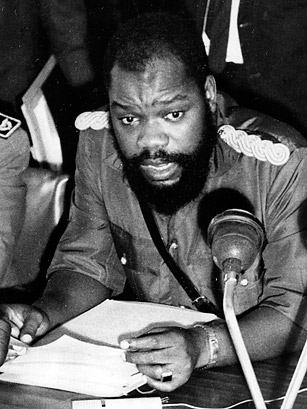 Odumegwu_Ojukwu-speaks-in-Biafra
