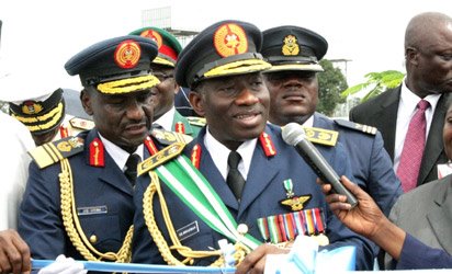 Goodluck-Jonathan_in-armed-forces-attire2011